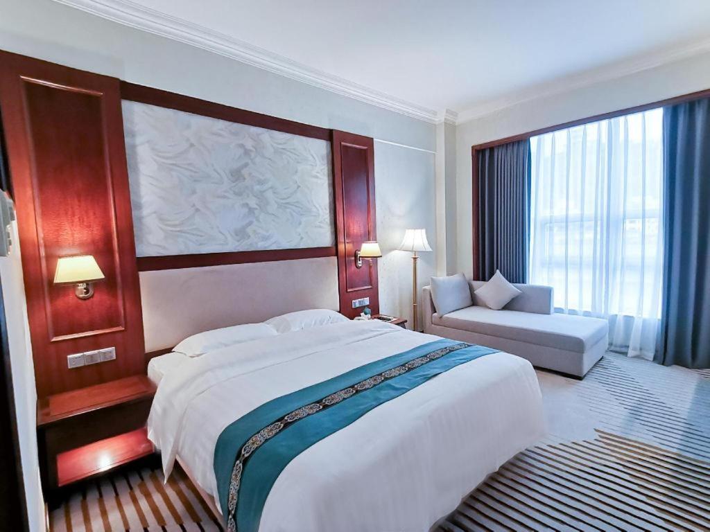 Fenggang Gladden Hotel Tiantangwei Luaran gambar