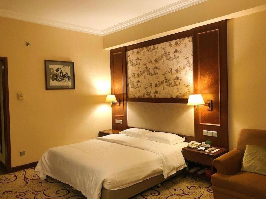Fenggang Gladden Hotel Tiantangwei Luaran gambar